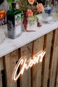 Neonschild "Cheers"